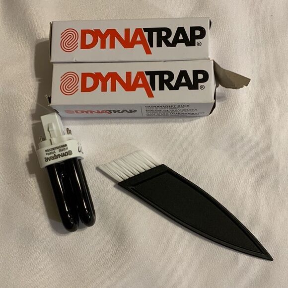 Dynatrap bulbs (two possibly three) & a trap cleaning brush - Picture 1 of 3